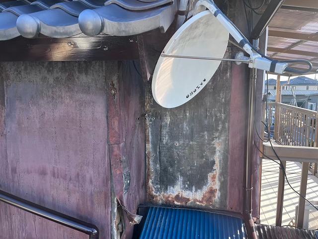 金属トタン外壁が剥がれかかっている様子